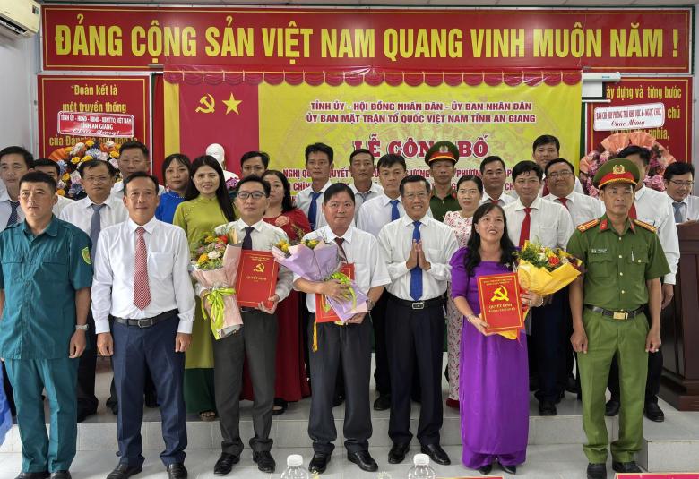 Lễ công bố chính quyền địa phương 2 cấp
